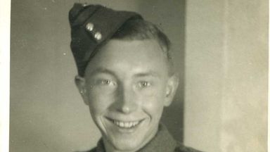 Walter in Uniform - er unterschrieb 1941 im Alter von 19 Jahren
